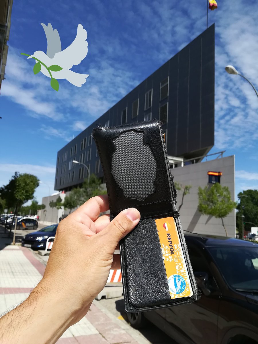 Jandrolion's tweet photo. COMIENZAN MIS 15 DÍAS DE SANCIÓN. HAY UN VACÍO EN MI CARTERA PERO TENGO MUCHA PAZ INTERIOR. ORGULLOSO D @jusapol Y D SU LUCHA ⚔ LA #EquiparacionYa GRACIAS A TODOS POR VUESTRO APOYO. 15 DÍAS PARA VOLVER CON MÁS FUERZA. PERDÓNALES, PADRE, PQ NO SABEN LO QUE HACEN. #BAJASINDICATO https://t.co/7sii1d4r1Q