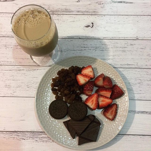 MissJanome's tweet photo. When your girlfriend brings you report card writing snacks! She really understands this teacher life ❤️ #aussieteachersofinstagram #vegansnacks #soyicedcoffee #teachersofinstagram #aussieteachertribe https://t.co/DQBjZyZoCJ https://t.co/uYdl2nSB2p