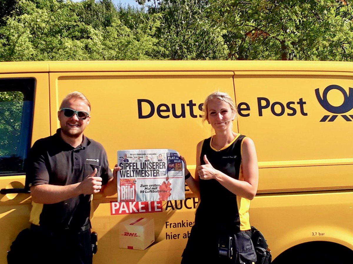 dpdhl_ber's tweet photo. Zum 7. Mal hat der #AxelSpringerVerlag die #DeutschePost beauftragt, bundesweit eine kostenlose Sonderausgabe der #BILD an über 40 Millionen Haushalte in ganz Deutschland zuzustellen. Benjamin Linke &amp; Christina Joswig verteilen die #BILD mit Kollegen zusammen in #Spremberg. https://t.co/JdOUshlkPp