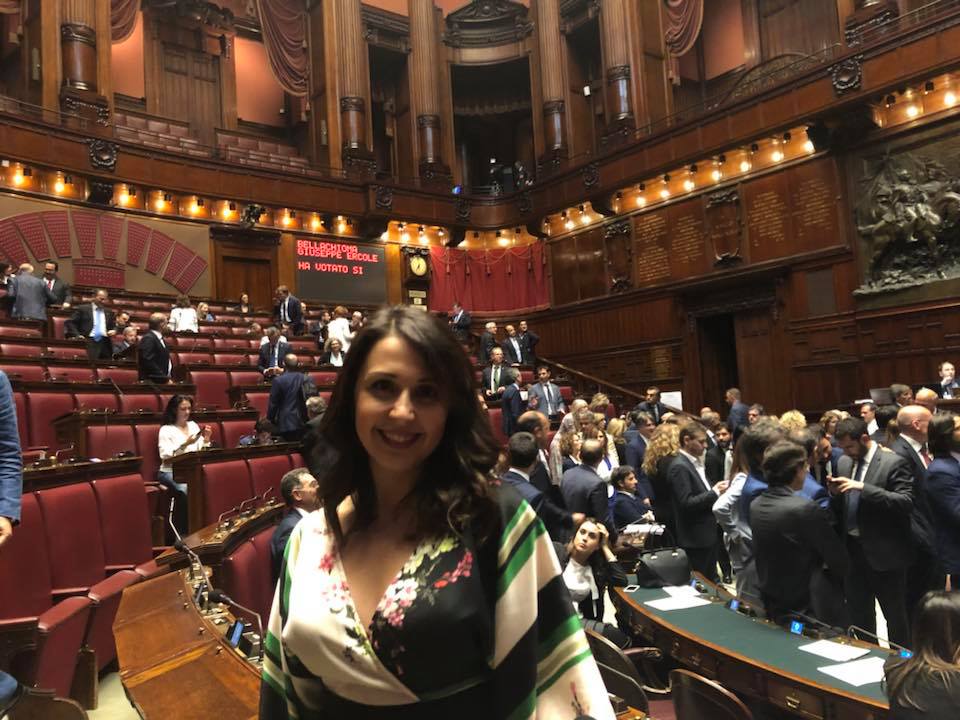 tuttosamoit's tweet photo. "Samo al Governo" :[06/06/2018] Con 350 si, accordata la fiducia al Governo Conte! On. Alessandra Carbonaro: https://t.co/X91JVNRZVJ