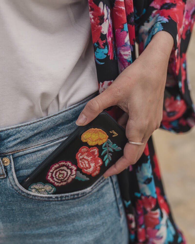 itslaut's tweet photo. Liven up your day with flowers. 🌷💕
Shop this Pop Bouquet case through the link in profile.
#LAUT #itsLAUT #getLAUTnow #LAUTstyle #iphonecases #iphoneaccessories #iohone8 #iphone8case #iphonex #iphonexcase #iphone8plus #iphone8pluscases #Germany #USA #HongKong #iphonecover https://t.co/dBFj09bplz
