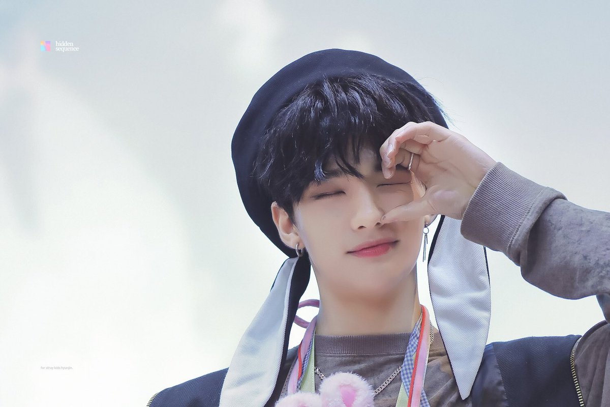 sequence_hj's tweet photo. 180406 🐰💞

#스트레이키즈 #현진 #황현진 
#StrayKids #Hyunjin https://t.co/I5uyXOSEMz