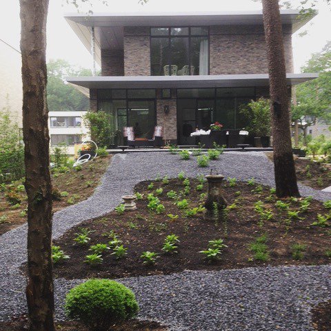 StudioM_NL's tweet photo. De aanleg van de tuin maakt het geheel compleet. #architecture #bosuyterlinde https://t.co/cUKoftADXo https://t.co/2dqGTnDKLD