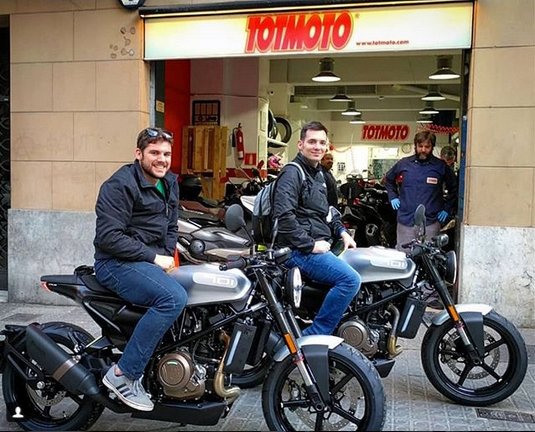 TotMotoBcn's tweet photo. Aquí Víctor i Edu recollint a TotMoto les 2 primeres unitats de #Husqvarna Vitpilen701 🔥
Una moto dinàmica i de disseny refinat. Vine i descobreix-la a TotMoto! ✌🏼
#totmoto https://t.co/Oyio4etbpU