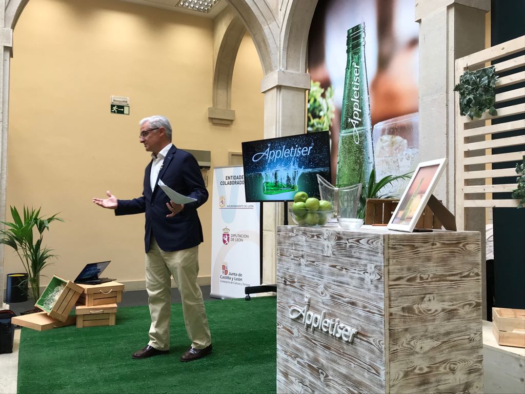 CocaColaEP_es's tweet photo. Gonzalo Márquez, Gerente Comunicación #CyL: "Las plantas de #Bilbao y #Tenerife se encargarán de la producción de @Appletiser_es y para ello se han adaptado dos líneas de fabricación con una inversión superior al millón de €"  #TuMomentoAppletiser https://t.co/9FtrqxUx6L