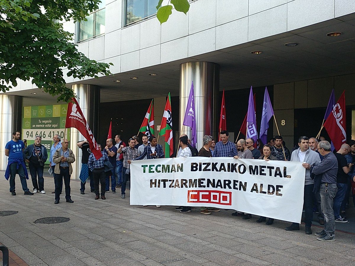 CCOOindustria's tweet photo. Estamos frente a #Fevem exigiendo compromisos por un convenio digno para las trabajadoras del metal. Hemen gaude, konbenioaren alde! Si no hay negociación, movilización! #EsElMomento #AurrerantzCCOO https://t.co/LGuFzrS5L8