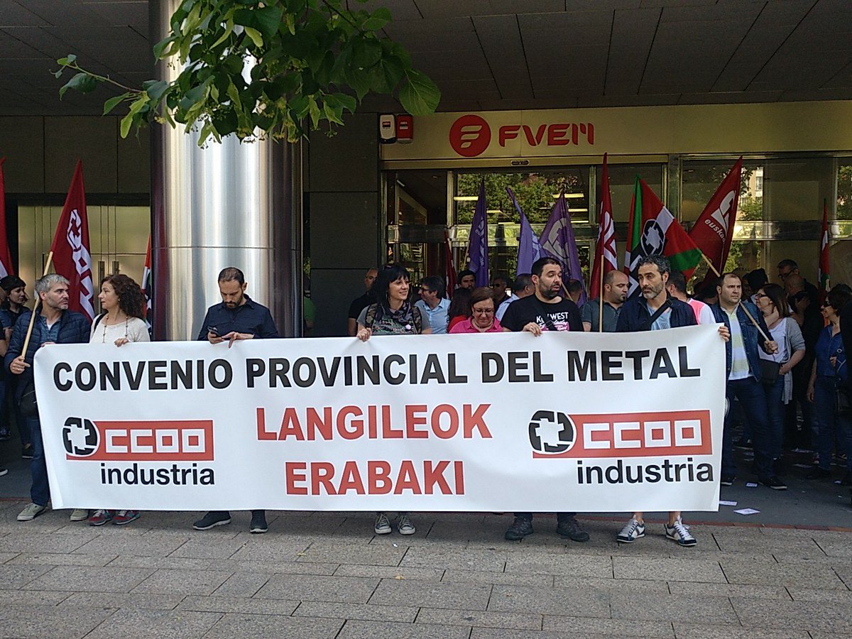 CCOOindustria's tweet photo. Estamos frente a #Fevem exigiendo compromisos por un convenio digno para las trabajadoras del metal. Hemen gaude, konbenioaren alde! Si no hay negociación, movilización! #EsElMomento #AurrerantzCCOO https://t.co/LGuFzrS5L8