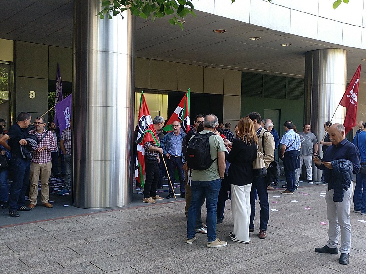 CCOOindustria's tweet photo. Estamos frente a #Fevem exigiendo compromisos por un convenio digno para las trabajadoras del metal. Hemen gaude, konbenioaren alde! Si no hay negociación, movilización! #EsElMomento #AurrerantzCCOO https://t.co/LGuFzrS5L8