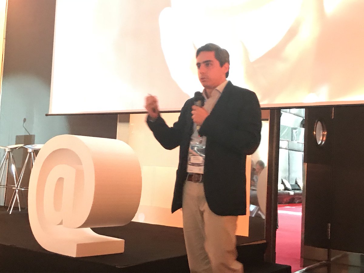 ia_asociacion's tweet photo. @jfernandez15 nos habla sobre los 10 elementos principales del marketing relacional #AEDEMOdigital4 https://t.co/J37UTRNObP