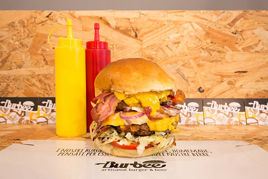 BurbeeBurger's tweet photo. Doppio hamburger.
Doppio bacon.
Doppio cheddar.
Vi presentiamo Double Double Double.
Doppiamente gustoso ;)
#Burbee #food #Milano #pranzo https://t.co/2X2o8bEakN