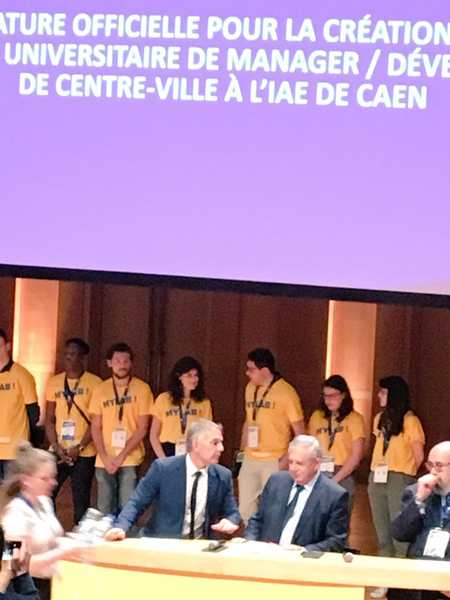 Signature officielle pour la création d’un diplôme universitaire de manager et développeur de centre-ville à l IAE de CAEN.#AssisesCentreVille #jacquesmezard #ministerecohesiondesterritoires#centrevilleenmouvement . Plus de compétences demain pour les CV