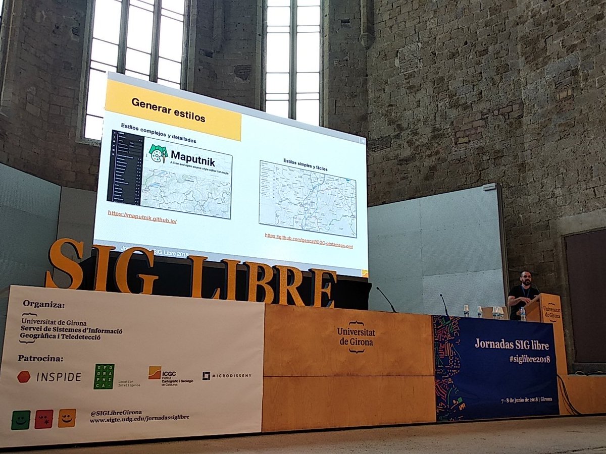 marc_torres_'s tweet image. #siglibre2018. Graaan @bolosig explicant la feina feta per la gent del @ICGCat. #BackgroundMaps #pintamaps
