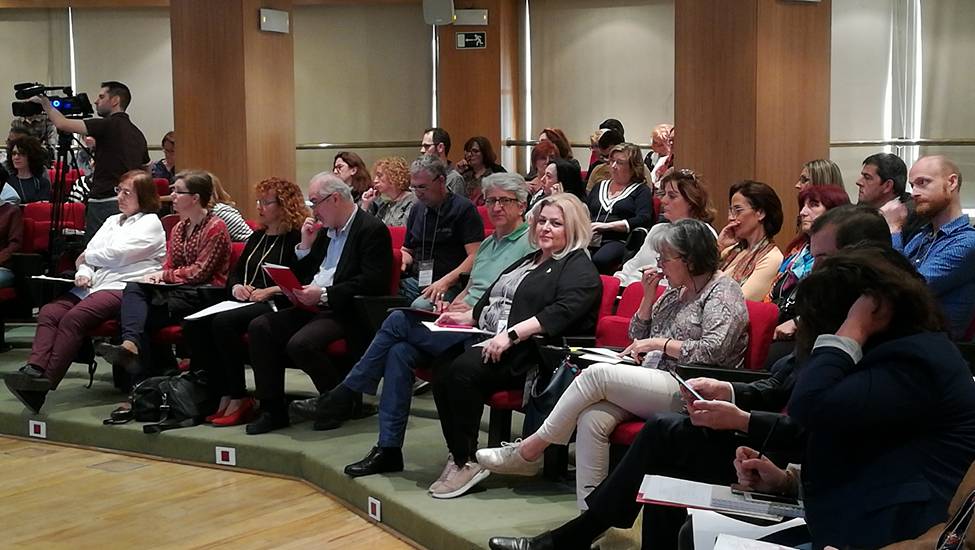 cgtrabajosocial's tweet photo. Hoy estamos en el #CRECS2018, aprendiendo con las y los compañeras/os de otras publicaciones y de la @FECYT_Ciencia sobre el impacto académico y social de las publicaciones científicas #Entrecrecs18 Con @analimaf @jguallar @baiget Enrique Pastor e Isabel Olea. https://t.co/xhKTy6ZkLG