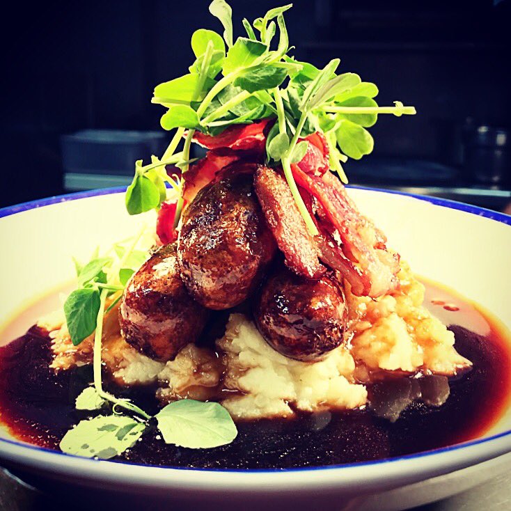 KingsHeadBev's tweet photo. This looked to good not to post about it
Who knew such a simple dish could look this delicious, everyone knows you can’t beat a classic and our Sausage and Mash is definitely that!
With Gloucester old spot sausages, spring onion mash, bacon and onion gravy. 
Mouth watering right? https://t.co/1L4oviEgbr