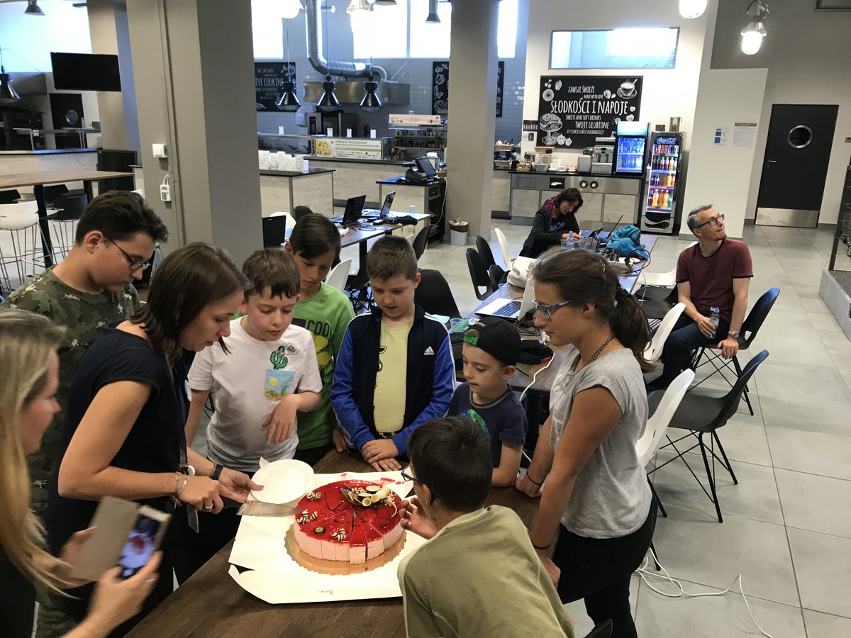 CoderDojoLodz's tweet image. Na ostatnich zajęciach w tym roku szkolnym był tort 🎂, były cukierki 🍬, był #Python, były roboty  🤖 i prezenty 🎁! Dziękujemy wszystkim dzieciom i rodzicom! Do zobaczenia we wrześniu 🤗 #lodz #coderdojo #gifts