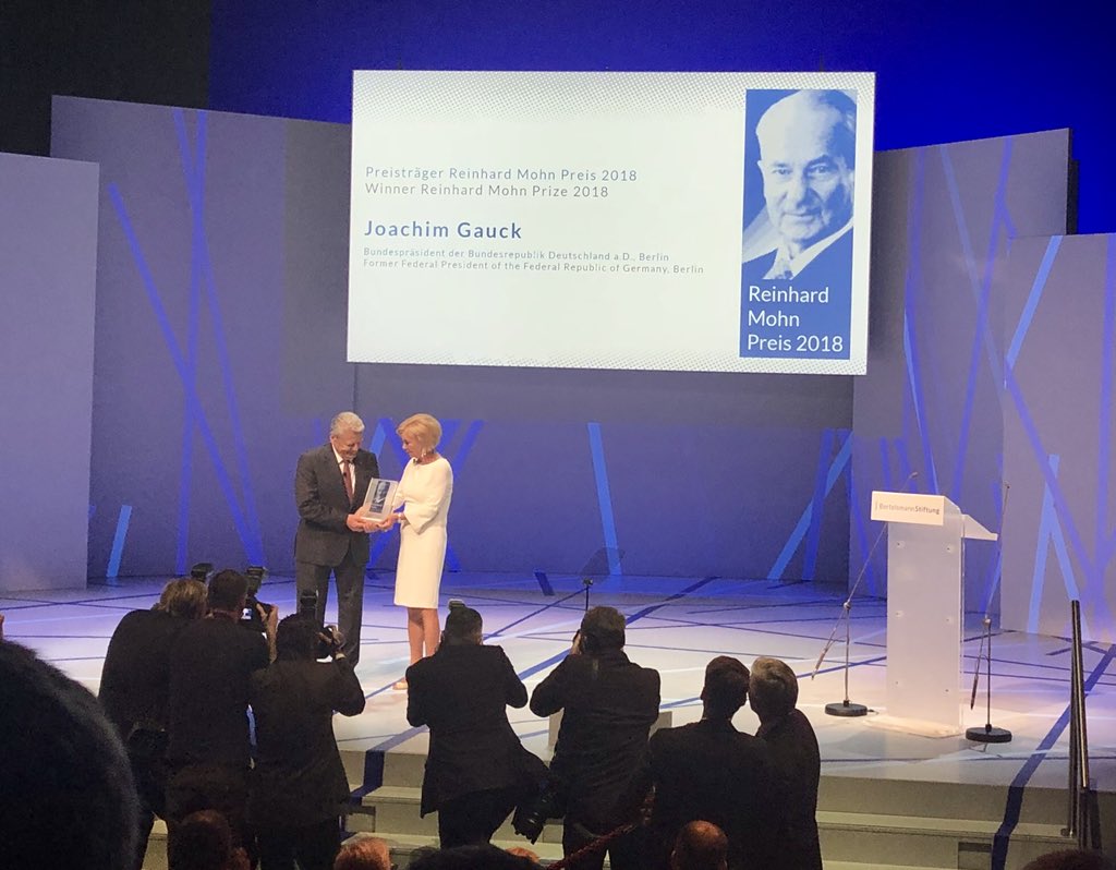 malvagold's tweet photo. „Ich bin persönlich der Bertelsmann Stiftung von Herzen dankbar.“ Bundespräsident Gauck erhält #rmp18 der #BertelsmannSt von Liz Mohn für sein Engagement für Vielfalt in der Gesellschaft! https://t.co/8Gels0hUST