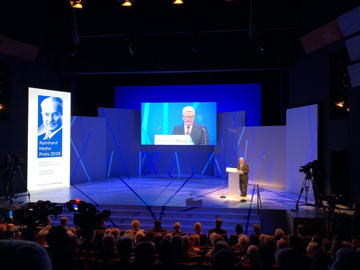 AlSchmied's tweet photo. „Vertrauen erwirbt nicht der der Probleme verschweigt, sondern der, der nach Lösungen sucht.“ Joachim Gauck #RMP18 @BertelsmannSt https://t.co/To77hPduoP