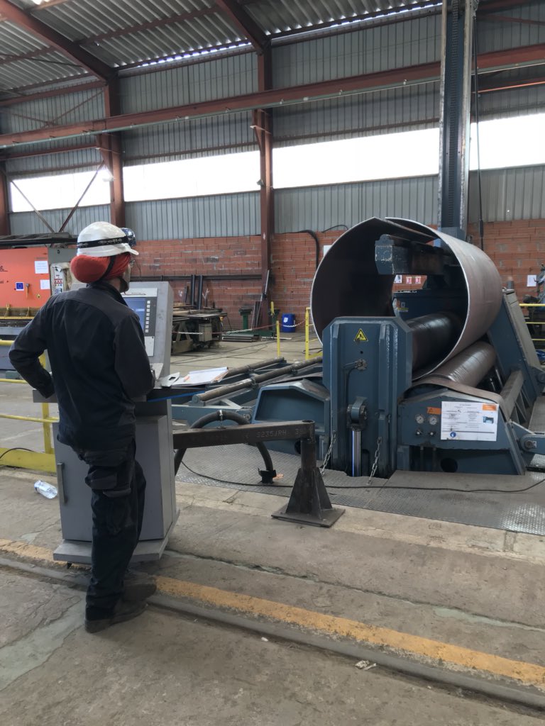 Darthou2's tweet photo. Dans l’atelier de #Savco, la phase de croquage de la tôle qui devient un morceau conduite forcée de la centrale EDF de #Sabart : un sacré savoir-faire ! #EDF #Hydro #Ariège #EnR https://t.co/nuCfI3YuWB