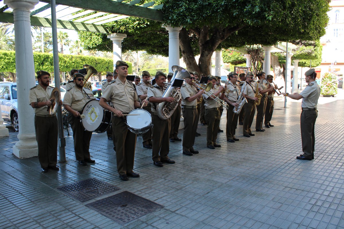 COMGEMEL_ET's tweet photo. La #COMGEMEL colabora con la Asociación Española contra el cáncer instalando una mesa petitoria en la puerta del Casino Militar.
El #COMGE visitó distintas mesas instaladas en la ciudad y la Unidad de Música como todos los años, puso su granito de "Música"
@aecc_es https://t.co/alC46DA7zY