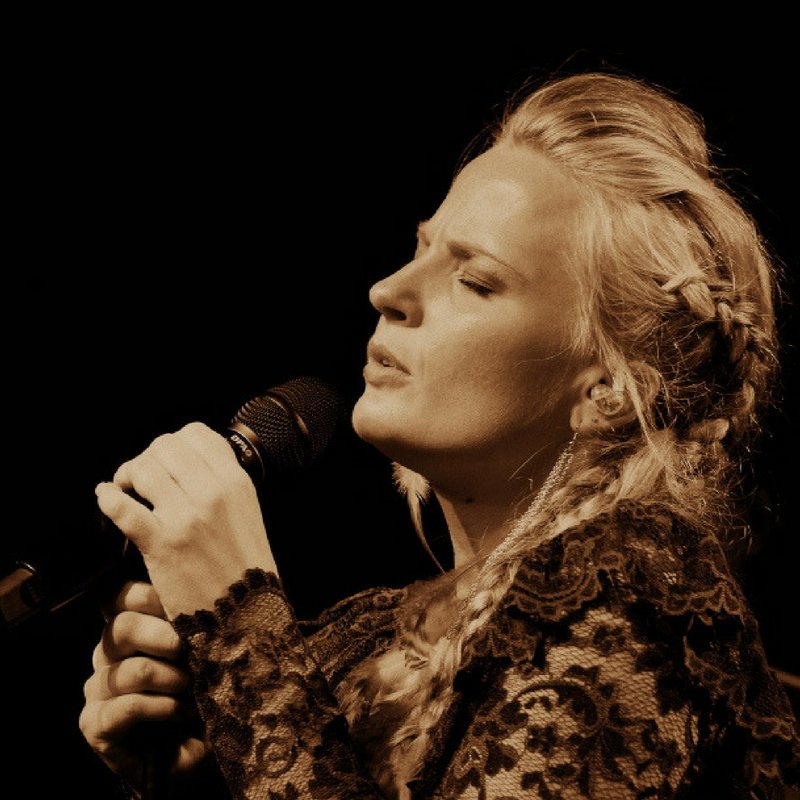 willowmaemusic's tweet photo. Grounds Rotterdam #willowmae #performance #singer #artist #concert #songofsongs https://t.co/OwffnFWRBQ