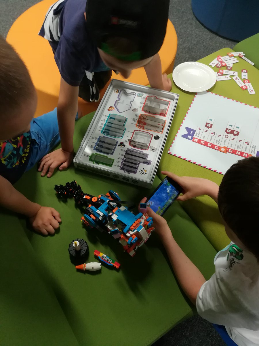 CoderDojoLodz's tweet image. Na ostatnich zajęciach w tym roku szkolnym był tort 🎂, były cukierki 🍬, był #Python, były roboty  🤖 i prezenty 🎁! Dziękujemy wszystkim dzieciom i rodzicom! Do zobaczenia we wrześniu 🤗 #lodz #coderdojo #gifts