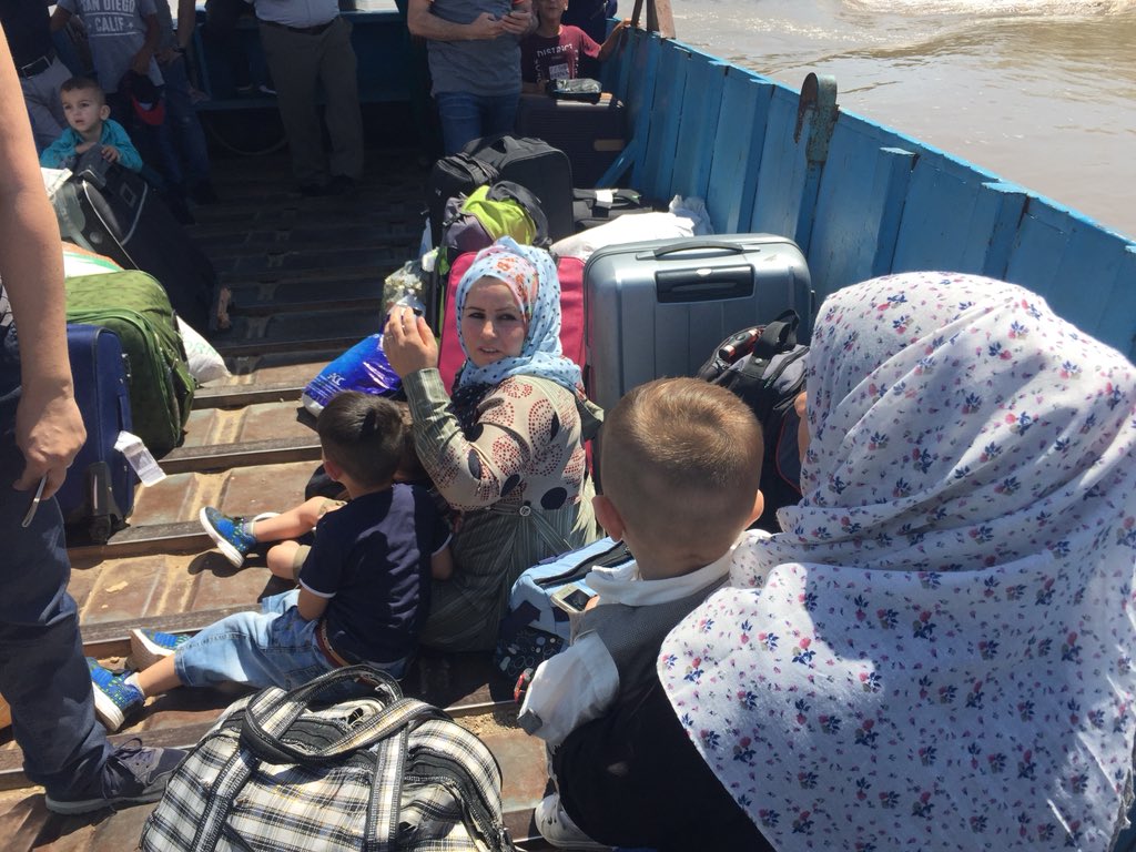 IvanGrozny3's tweet photo. Non siamo i soli ad attraversarlo, sono in molti che vogliono tornare a casa. Pochi metri ed è Rojava. #TwitterKurds #roadtoRojava https://t.co/liUXmR0Zyj