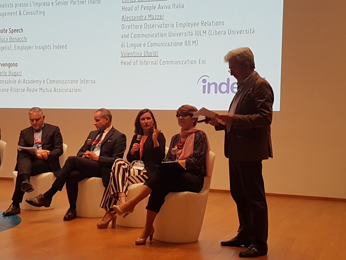 AlinaButera79's tweet photo. Al #ForumCom18 @valentinau81 racconta l'esperienza di #Eni per aumentare l'#EmployeeEngagement, approfondita anche nella ricerca #OERC #IULM. Parole chiave: #fiducia e #partecipazione https://t.co/WppLkX76D2