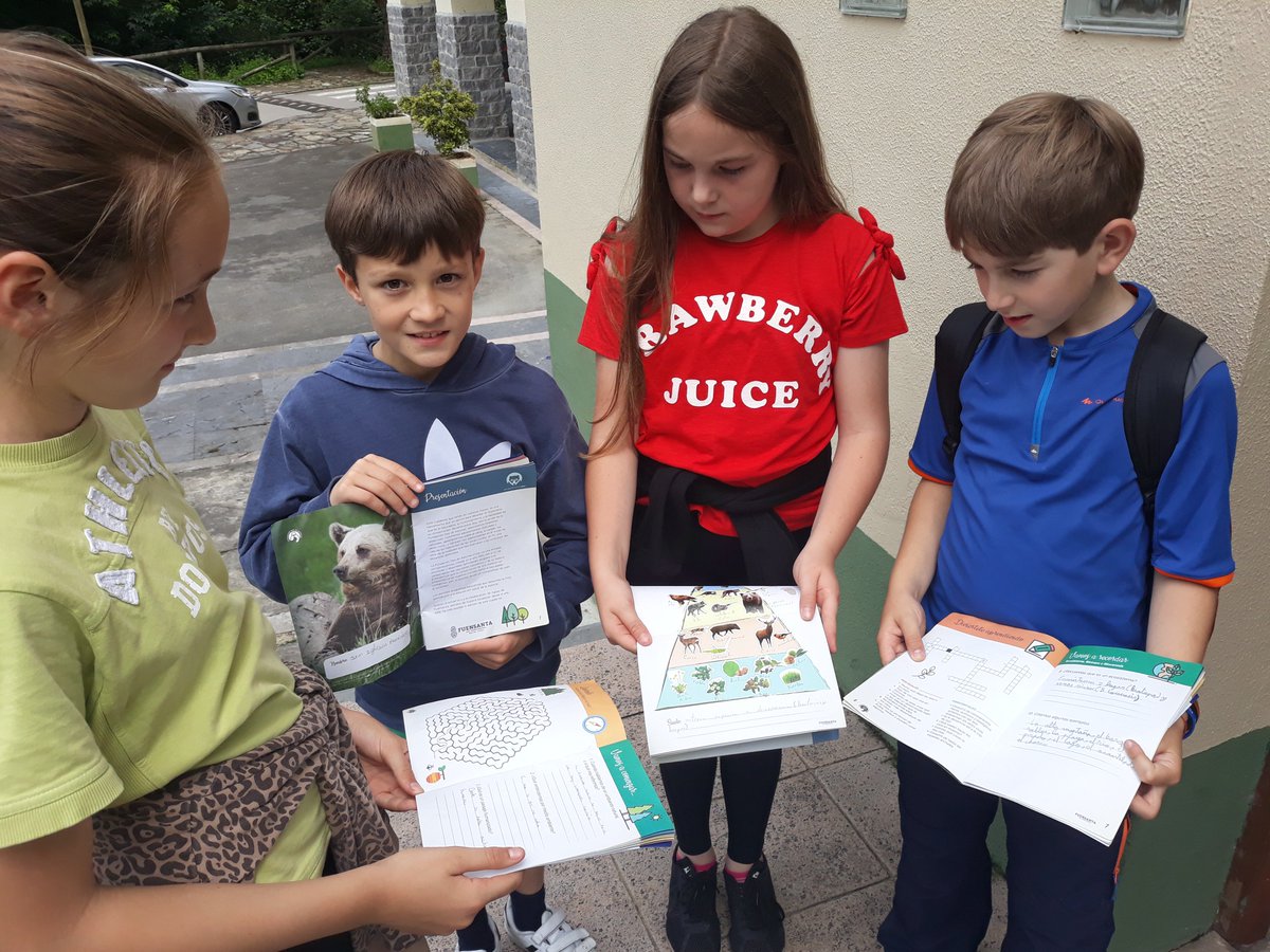 2cicloauseva1's tweet photo. Nos han regalado un cuaderno de campo en donde estamos apuntando todas las cosas que nos están enseñando que son muchísimas de cómo cuidar la flora y la fauna de nuestra Asturias https://t.co/Ipn0gtOaSU
