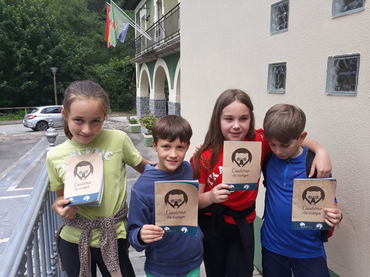 2cicloauseva1's tweet photo. Nos han regalado un cuaderno de campo en donde estamos apuntando todas las cosas que nos están enseñando que son muchísimas de cómo cuidar la flora y la fauna de nuestra Asturias https://t.co/Ipn0gtOaSU