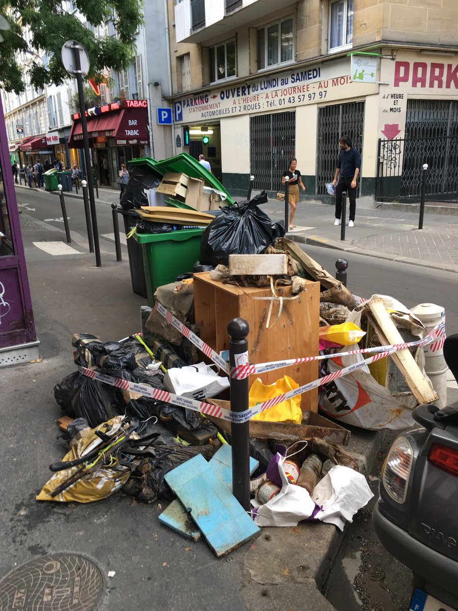 <a href="/Mairiedu11/">Mairie du 11e</a>  <a href="/VisitParisIdf/">Paris Tourisme</a> <a href="/LeParisien_75/">Le Parisien | Paris</a> #DansMaRue Pourquoi l'est de <a href="/Paris/">Paris</a>  est encore à l'abandon ? 10 jours de décharge sauvage 2, rue des 3 bornes 75011.  <a href="/ParisVoirie/">Voirie de Paris (compte NON-officiel)</a> combien devons-nous attendre ?