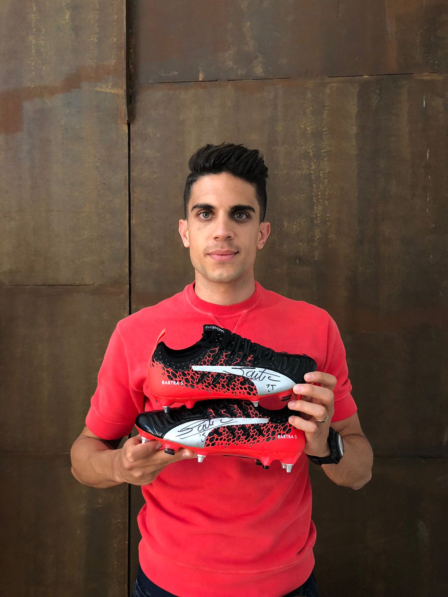 eduardoschell's tweet photo. Enorme @marcbartra donando sus botas formadas a #SubastaSolidaria de @Unoentrecienmil para impulsar investigación de cáncer infantil. https://t.co/sCFV3BDBHP ¿Quién puja? https://t.co/RKxg9mic12