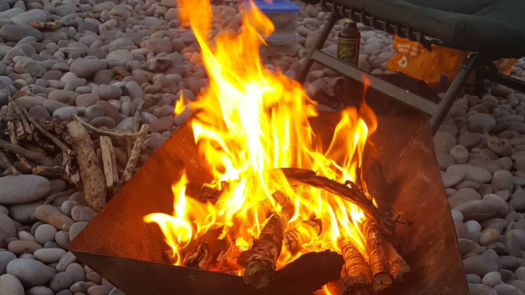 edgelarks's tweet image. Fire on the beach with friends. Lovely swim too. #devonisheaven