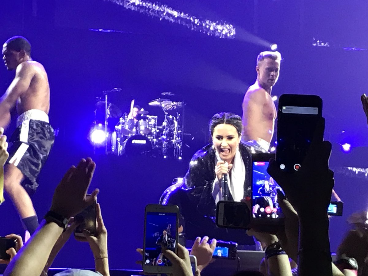 DemiFansDE's tweet photo. About last night.... #TellMeYouLoveMeTour #TMYLMCologne -D https://t.co/cpI4gupXzc