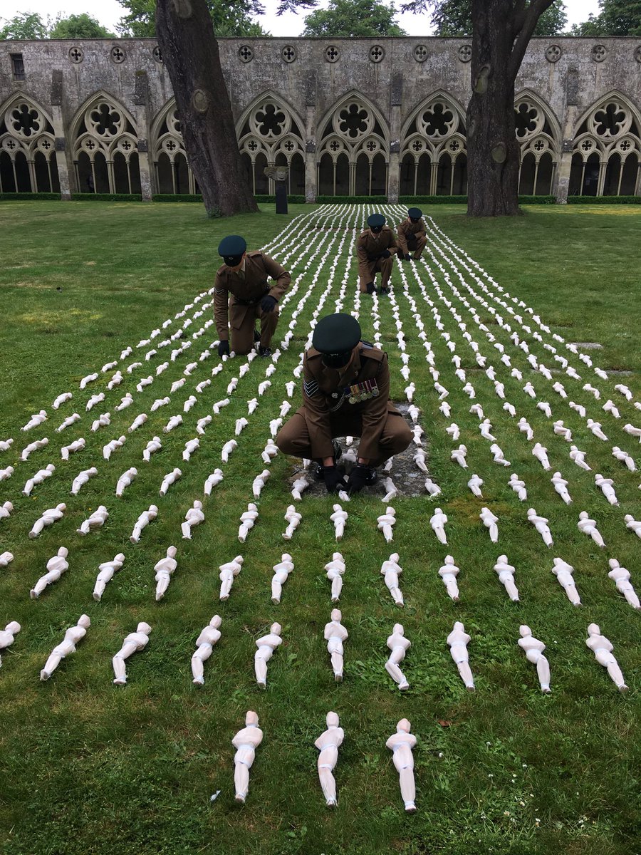 Complete at Salisbury Cathedral - 1 Shroud for every day of the First World War - 1,561. Thanks so much to ⁦<a href="/5RIFLESOFFICIAL/">5 Rifles</a>⁩ - very special to have you involved - perfectly &amp; respectfully laid out ⁦<a href="/ArmySgtMajor/">British Army Sergeant Major Carney</a>⁩ ⁦<a href="/SalisburyCath/">Salisbury Cathedral</a>⁩