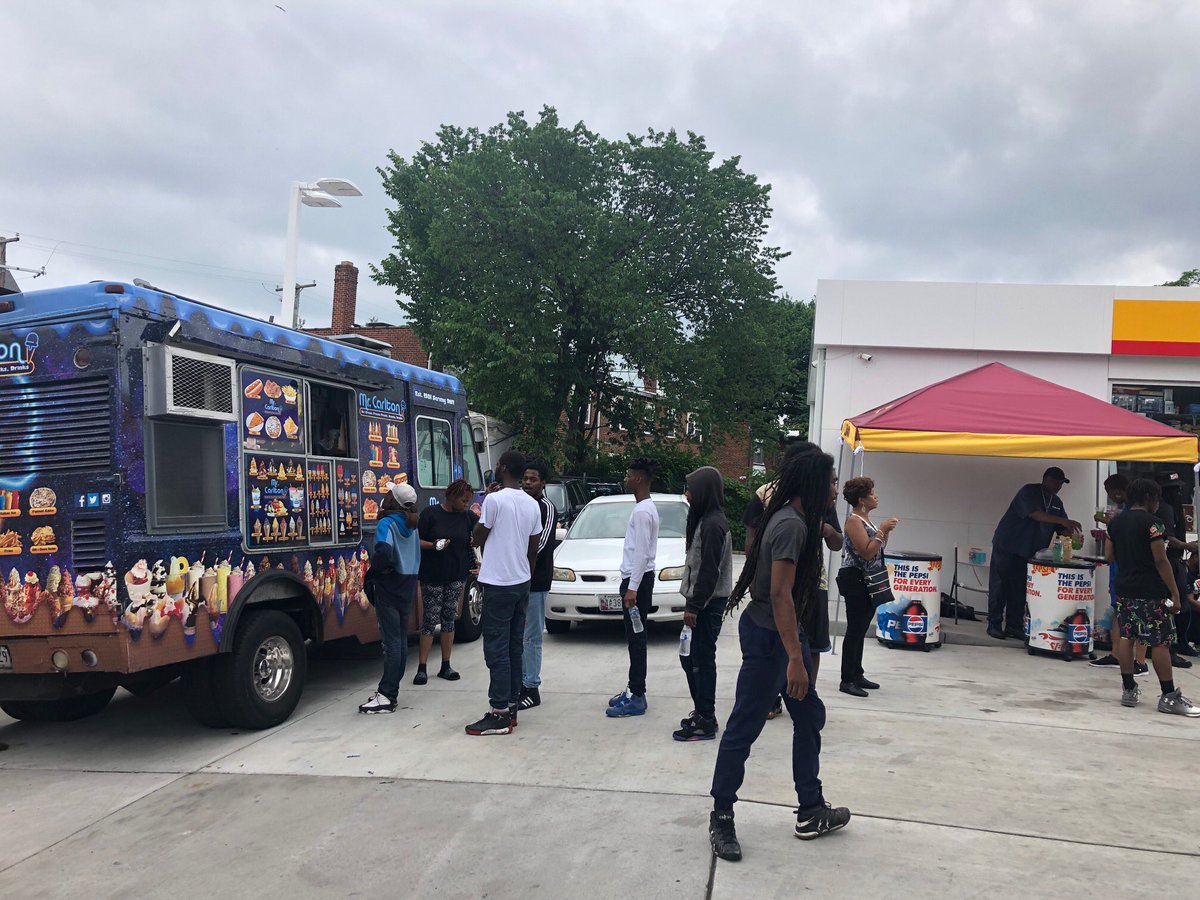 CapitolPetro's tweet photo. Photos from our Grand Opening with @WPGC at 5010 Benning Road! https://t.co/xhrR1a0Jvb