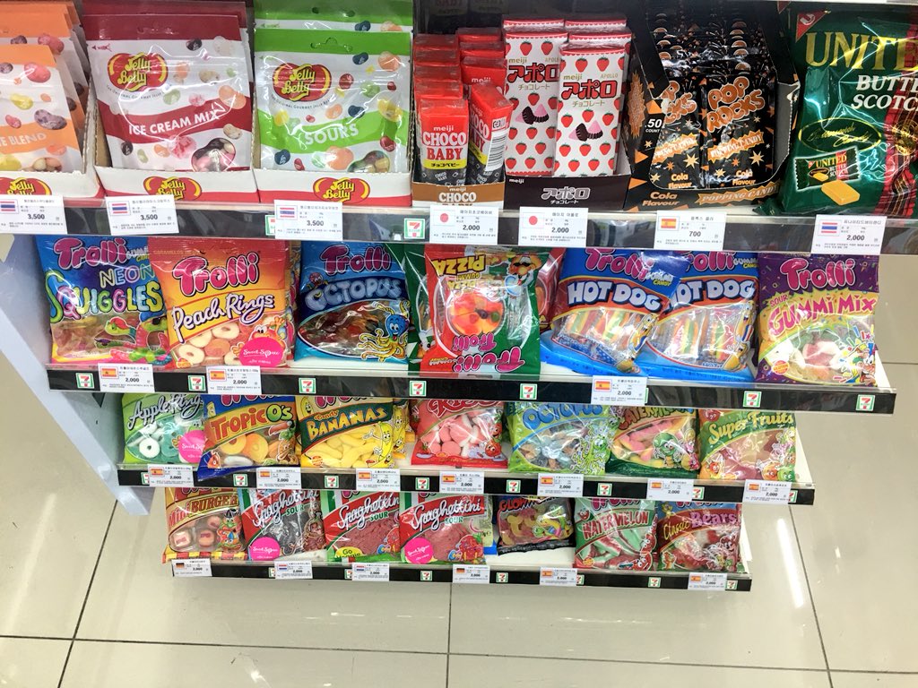 こりあゆ 韓国ブロガー Twitterissa 最近韓国のコンビニのお菓子コーナー 国旗表記と共に国別にお菓子が整理されてる所が多くて結構これを見るのが好きだったりする 韓国 T Co Ajblimuikk Twitter