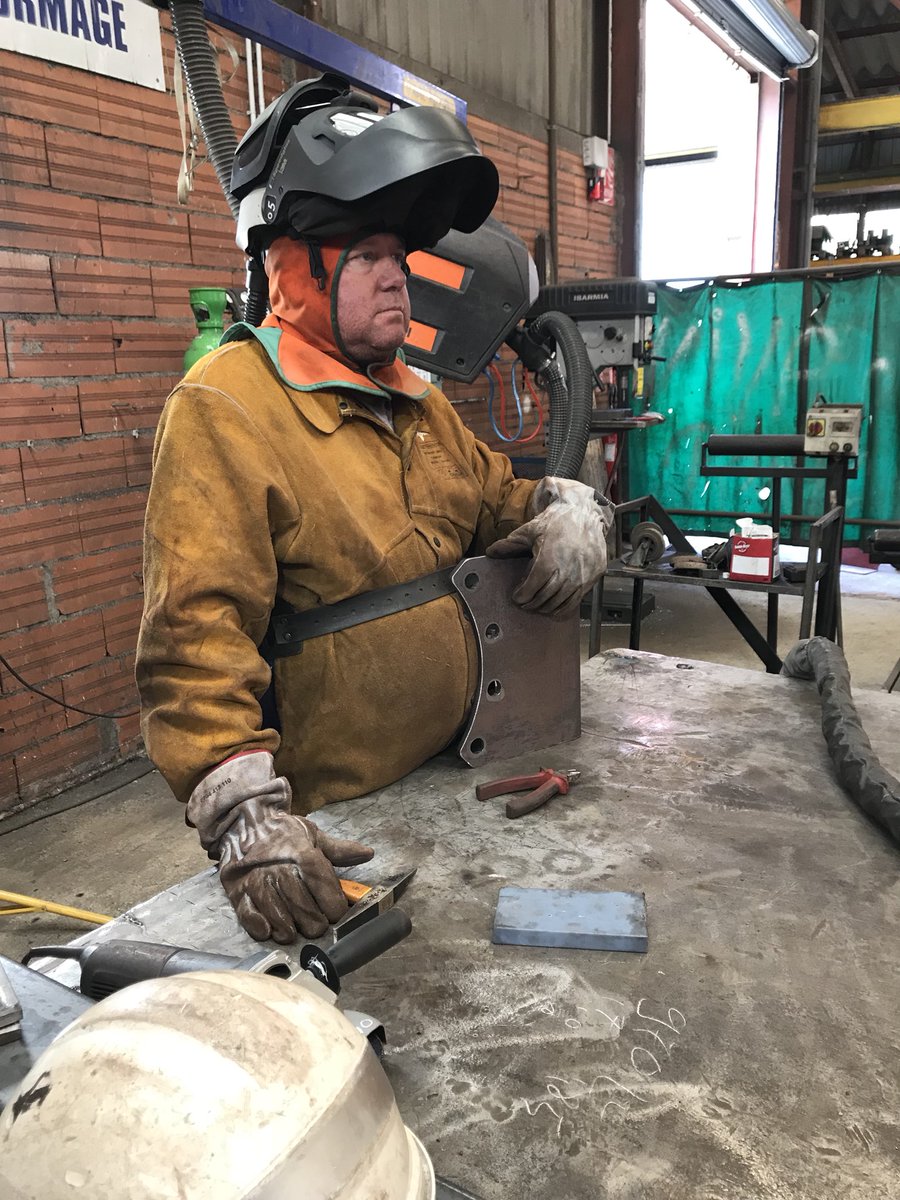 Darthou2's tweet photo. Les soudeurs de #Savco. La phase de soudage de la conduite est certainement l’opération la plus sensible !
Savoir faire et... équipement de protection individuelle hors du commun !! https://t.co/q7bWANesOU