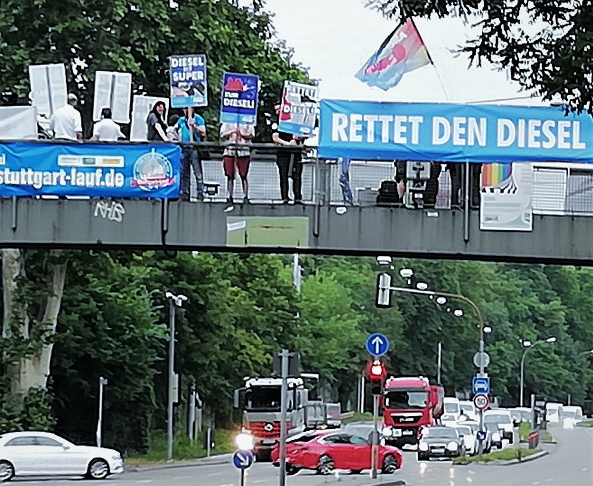AfDStuttgart's tweet photo. Veranstaltung der #Stuttgarter #AfD, rettet den #Diesel, von tausenden #Fahrern spontan begrüßt. Gegen #ideologisierte #Autoverfolgung, für Erhalt zigtausender #Arbeitsplätze welche GruenSchwarz #leichtfertig verspielt https://t.co/it8uUJTHgN https://t.co/PjZUpXV8IQ