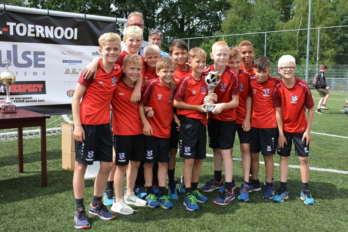 TeunvanSlooten's tweet photo. Mijn toppertje met zijn team van sc Heerenveen. Leuke wedstrijdjes tegen internationale tegenstanders. https://t.co/oKnxzwXIoM