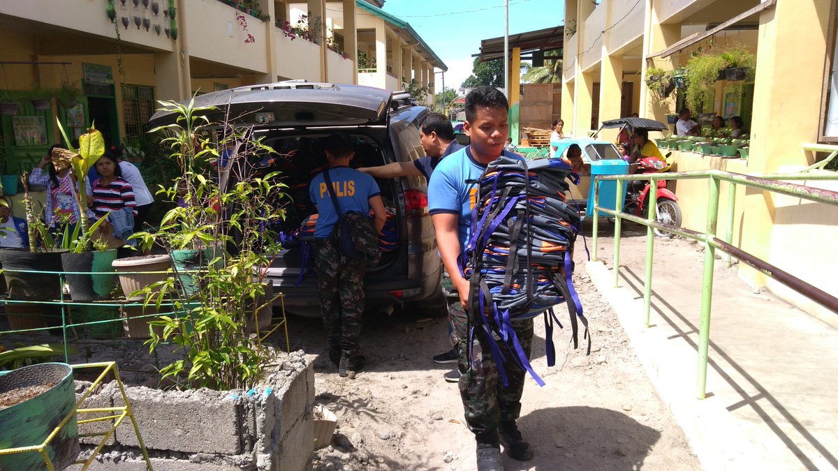 42ndsac's tweet photo. 42SAC personnel led by PSINSP MARX DEO APEROCHO in partnership with Happy Fishermen conducted donation of bags and school supplies to the Grade 1 pupils of FVR Village Elementary School, Tambler, General Santos City.

#PNPPATROLPLAN2030 
#SpecialActionForce
#SAFCares https://t.co/AFDUNJhjOL