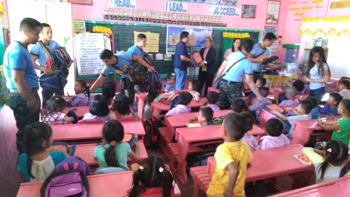 42ndsac's tweet photo. 42SAC personnel led by PSINSP MARX DEO APEROCHO in partnership with Happy Fishermen conducted donation of bags and school supplies to the Grade 1 pupils of FVR Village Elementary School, Tambler, General Santos City.

#PNPPATROLPLAN2030 
#SpecialActionForce
#SAFCares https://t.co/AFDUNJhjOL