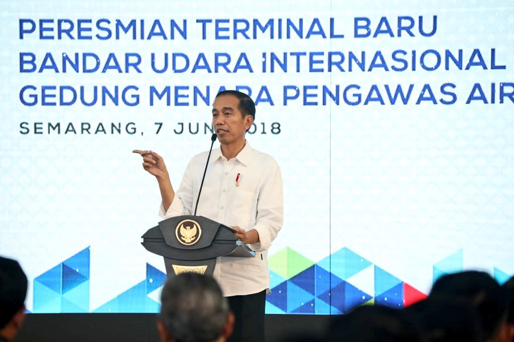 humasjateng's tweet photo. "Yang menyebabkan saya kaget adalah targetnya selesai akhir Desember 2018, tapi kita lihat sekarang telah selesai dan digunakan. Alhamdulillah . 
Bandara lain saat konstruksi biasanya saya cek, tapi ini tidak tahu-tahu sudah jadi".

Presiden @jokowi resmikan Bandara Ahmad Yani. https://t.co/gWCANoPfLm