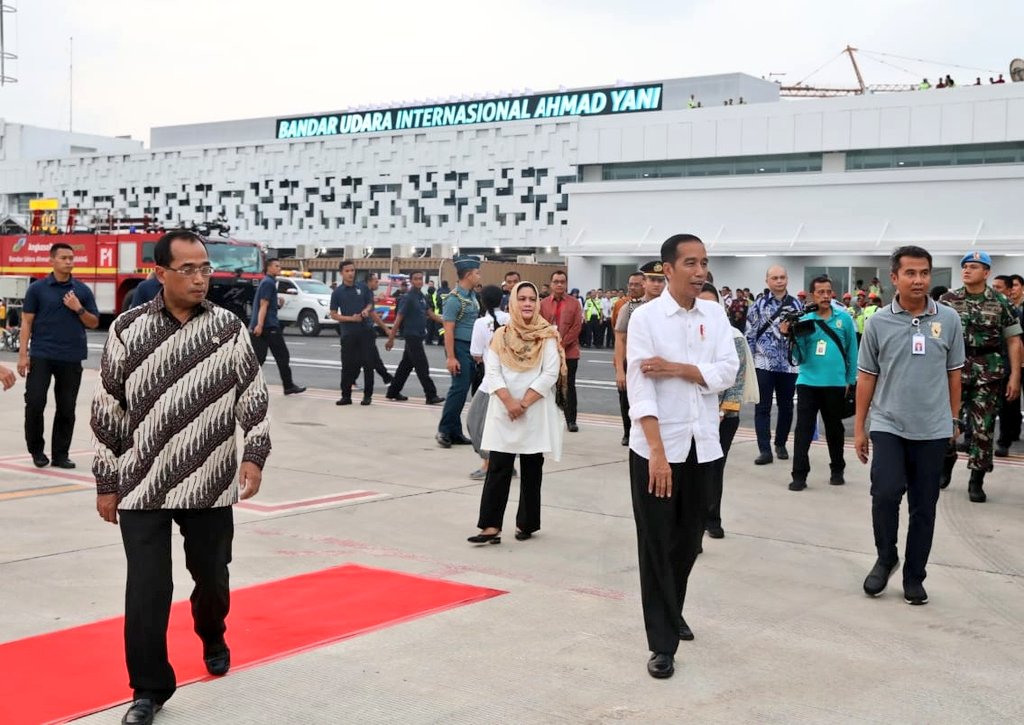 humasjateng's tweet photo. "Yang menyebabkan saya kaget adalah targetnya selesai akhir Desember 2018, tapi kita lihat sekarang telah selesai dan digunakan. Alhamdulillah . 
Bandara lain saat konstruksi biasanya saya cek, tapi ini tidak tahu-tahu sudah jadi".

Presiden @jokowi resmikan Bandara Ahmad Yani. https://t.co/gWCANoPfLm