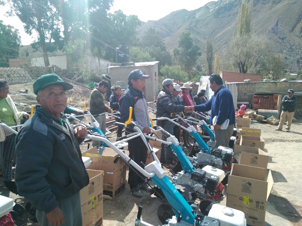 madretierrabol's tweet photo. #Potosí | Pecataya, Cuchagua y Apacheta cuentan con equipos de #Labranzamecanizada para la producción de #hortalizas y bombas de alta presión para el #riego tecnificado de la zanahoria y cebolla, en #Tomave.
#SembrandoBolivia https://t.co/dRe6fvJwoU
