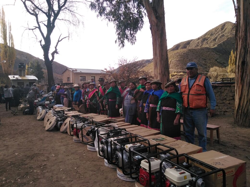 madretierrabol's tweet photo. #Potosí | Pecataya, Cuchagua y Apacheta cuentan con equipos de #Labranzamecanizada para la producción de #hortalizas y bombas de alta presión para el #riego tecnificado de la zanahoria y cebolla, en #Tomave.
#SembrandoBolivia https://t.co/dRe6fvJwoU