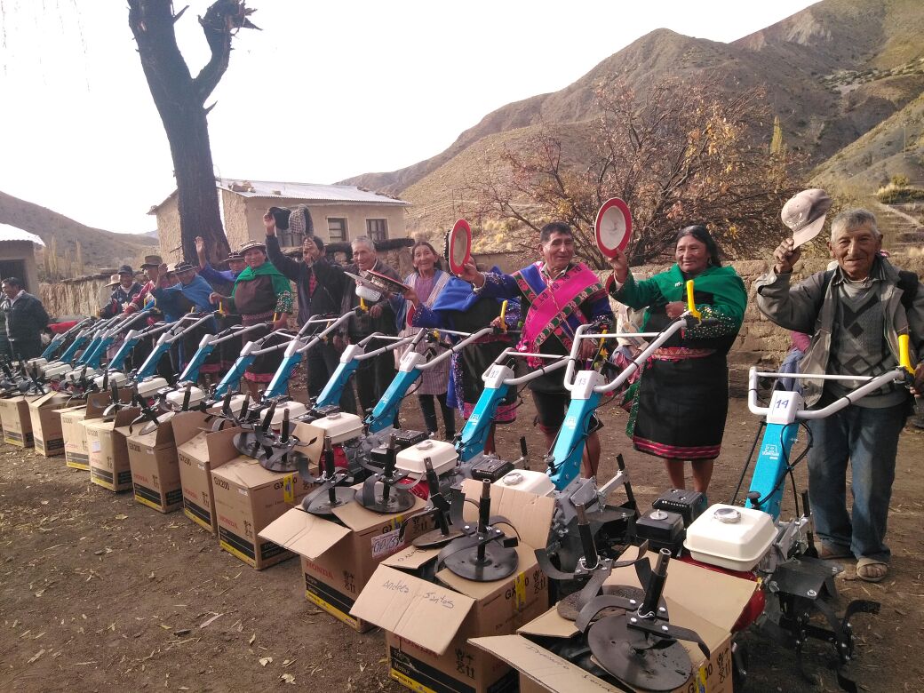 madretierrabol's tweet photo. #Potosí | Pecataya, Cuchagua y Apacheta cuentan con equipos de #Labranzamecanizada para la producción de #hortalizas y bombas de alta presión para el #riego tecnificado de la zanahoria y cebolla, en #Tomave.
#SembrandoBolivia https://t.co/dRe6fvJwoU