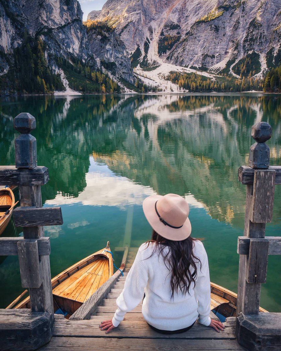 “Le  acque tranquille di un lago riflettono le bellezze che lo circondano;  quando la mente è serena, la bellezza dell’io si riflette in essa.“ -  Bsk Iyengar

 📸 Robin K. Photography