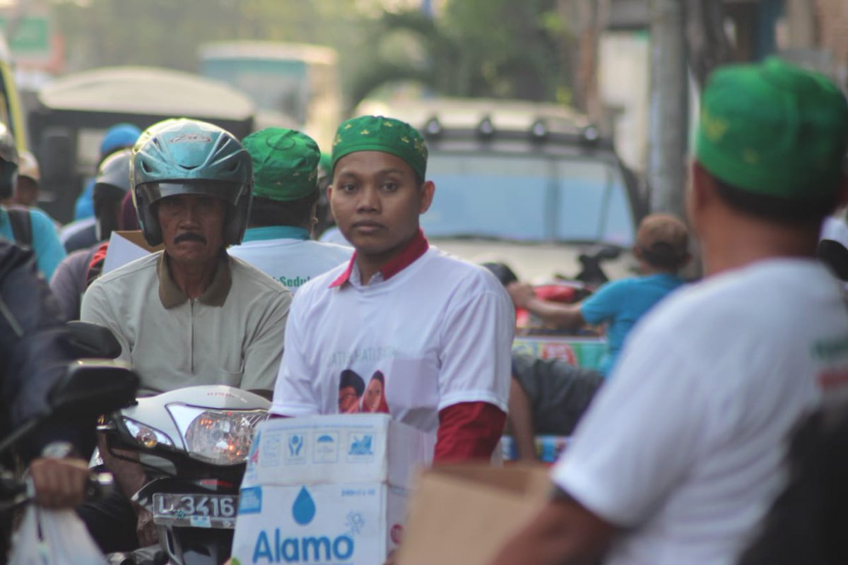 cakhalim85's tweet photo. alhamdulillah berjalan lancar... relawan gusti bagi2 takjil... semoga manfa'at &amp; barokah
#SedulurNgaji
@cakimiNOW
@GusIpul_ID
@GunturPuti
@halimiskandarnu
@HadiNgusman
@Banser_CyberNU
@syukron_dosi https://t.co/NnqWXntBf2