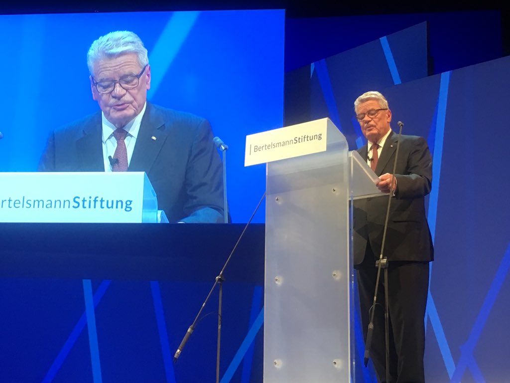 JoergDraeger's tweet photo. Leben in #Vielfalt. Mein take away vom Reinhard Mohn Preis #rmp18: mache andere nicht zum Problem, sondern Dich zum Teil der Lösung! https://t.co/hXS4FLiwHD