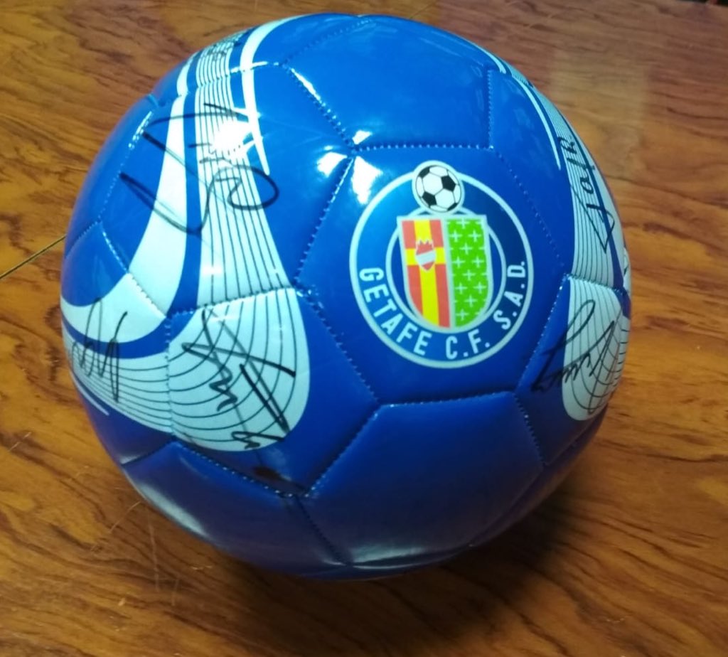 HoraAzulona's tweet photo. ¿Quieres conseguir este balón firmado por toda la plantilla del @GetafeCF? 😳

¡Solo hay que seguir dos requisitos para entrar en el sorteo!

1️⃣ Sigue a #HoraAzulona ⤵️
2️⃣ Haz RT a este tuit 🔁

 ¡Y este balón puede ser tuyo!

¡La semana que viene, el ganador! 🎉 https://t.co/OChzEcoCWM